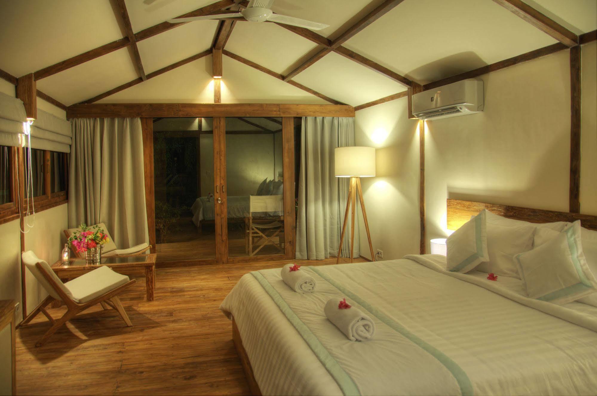 Gili Teak Beach Front Resort Gili Trawangan Exterior photo