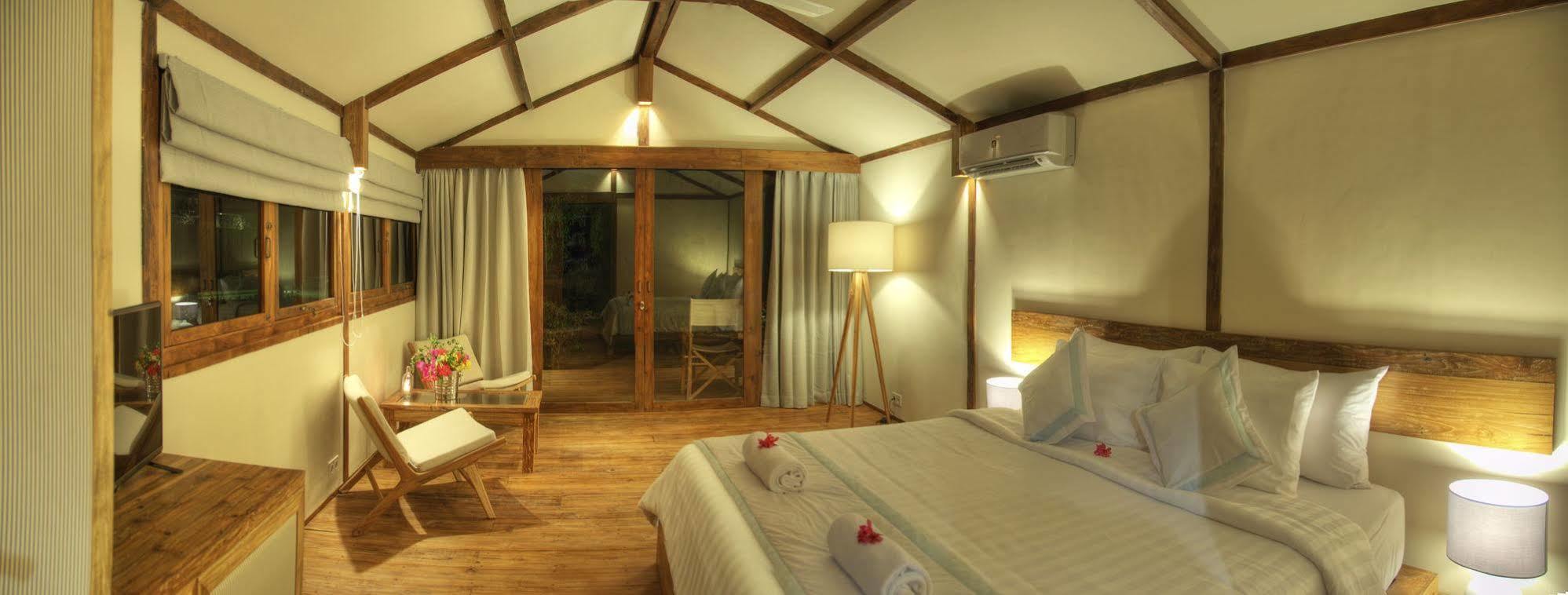 Gili Teak Beach Front Resort Gili Trawangan Exterior photo